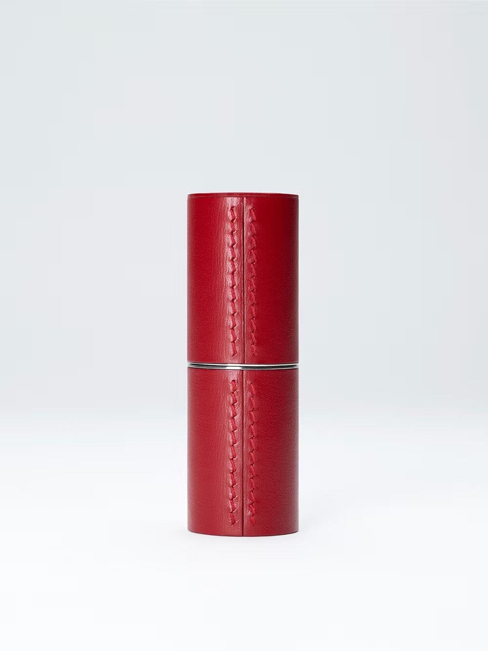 Étui en cuir rechargeable rouge de La Bouche Rouge Paris, élégant et compact, avec fermeture sécurisée pour produits de beauté.