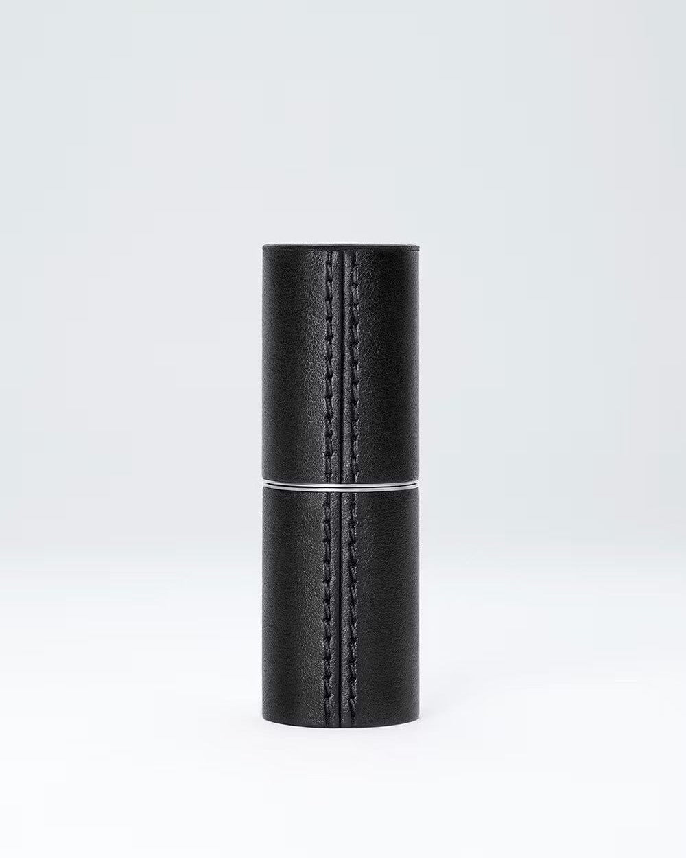 Étui en cuir rechargeable de La Bouche Rouge Paris, élégant écrin vegan pour rangement.