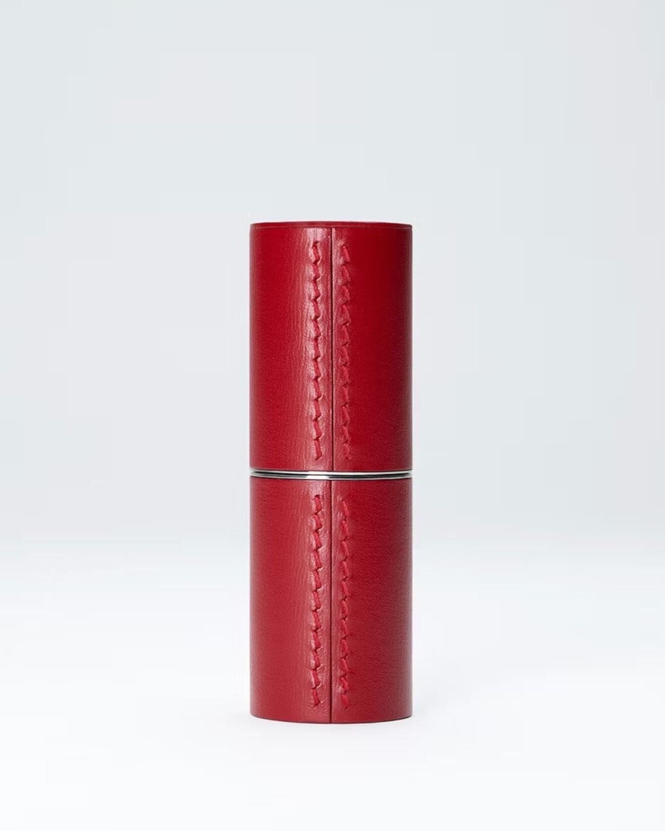 Étui en cuir rouge avec le coffret lèvres Le Rose Palais Royal de La Bouche Rouge Paris.