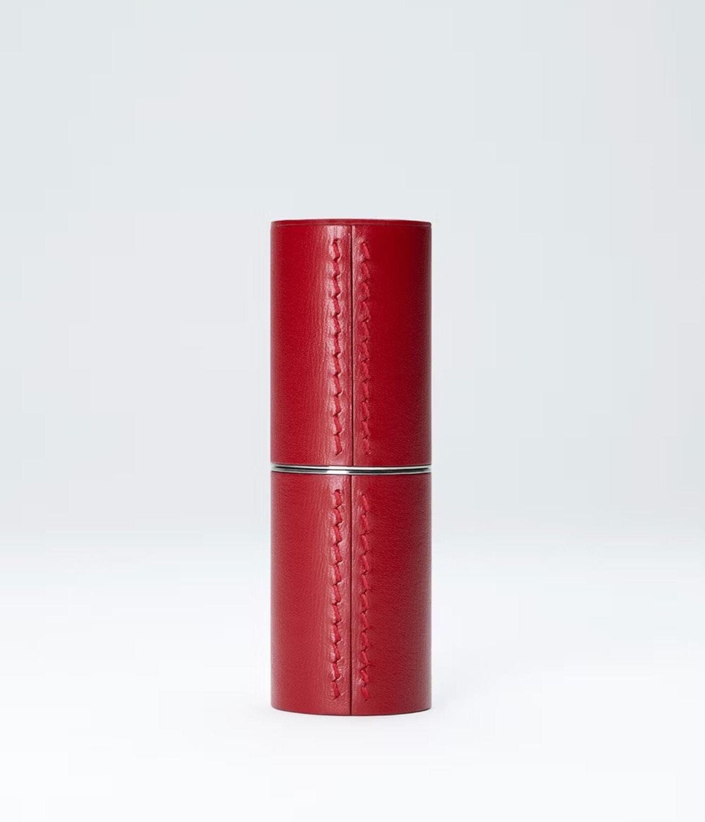 Étui en cuir rouge avec le coffret lèvres Le Rose Palais Royal de La Bouche Rouge Paris.