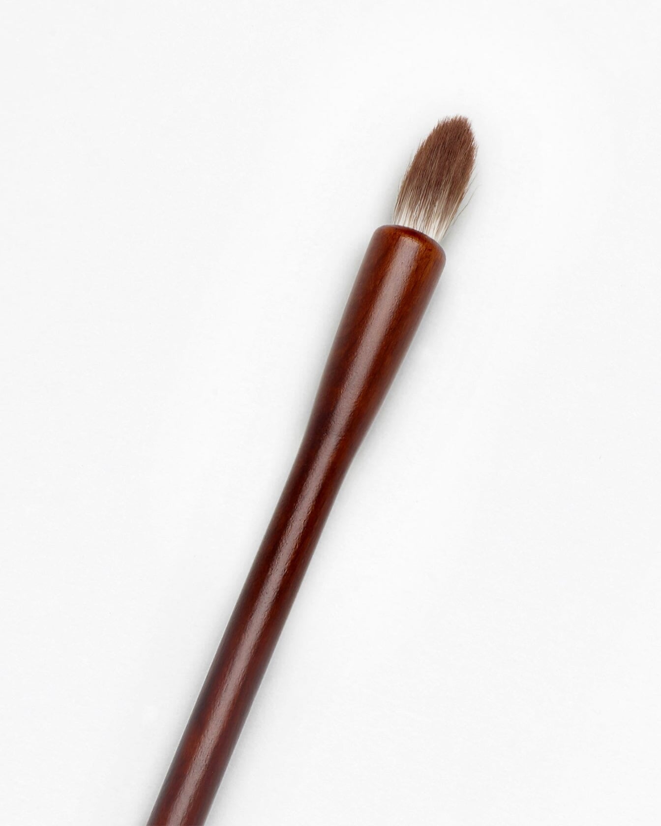 Pinceau estompeur pour yeux de la marque La Bouche Rouge Paris, permettant d'estomper et mélanger les ombres à paupières.