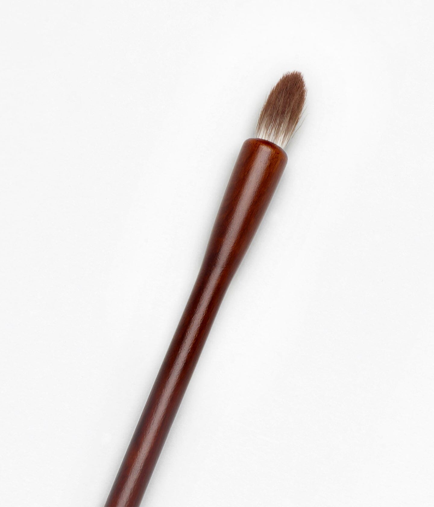 Pinceau estompeur pour yeux de la marque La Bouche Rouge Paris, permettant d'estomper et mélanger les ombres à paupières.