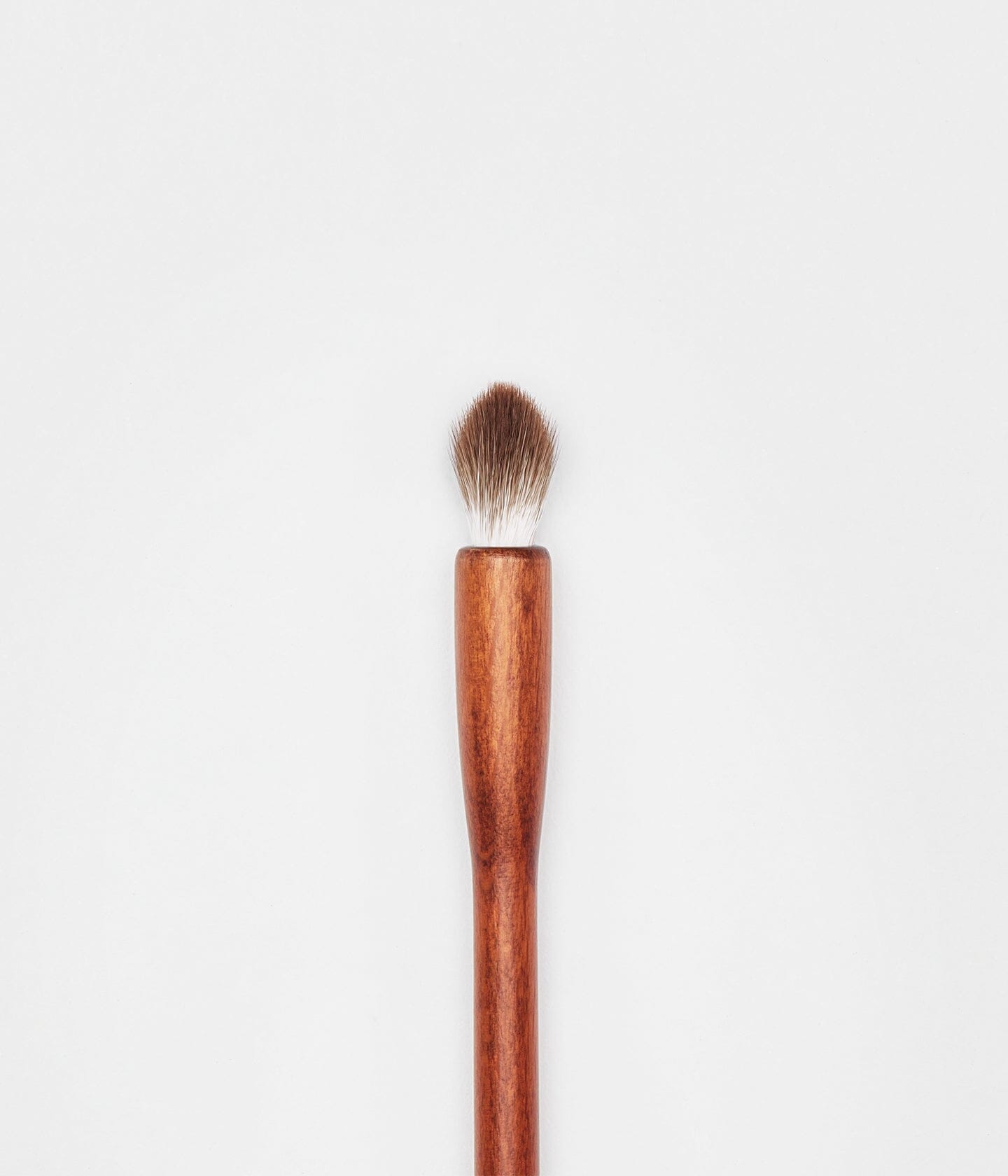 Pinceau estompeur pour yeux de la marque La Bouche Rouge Paris, applicateur pour estomper le maquillage des yeux.