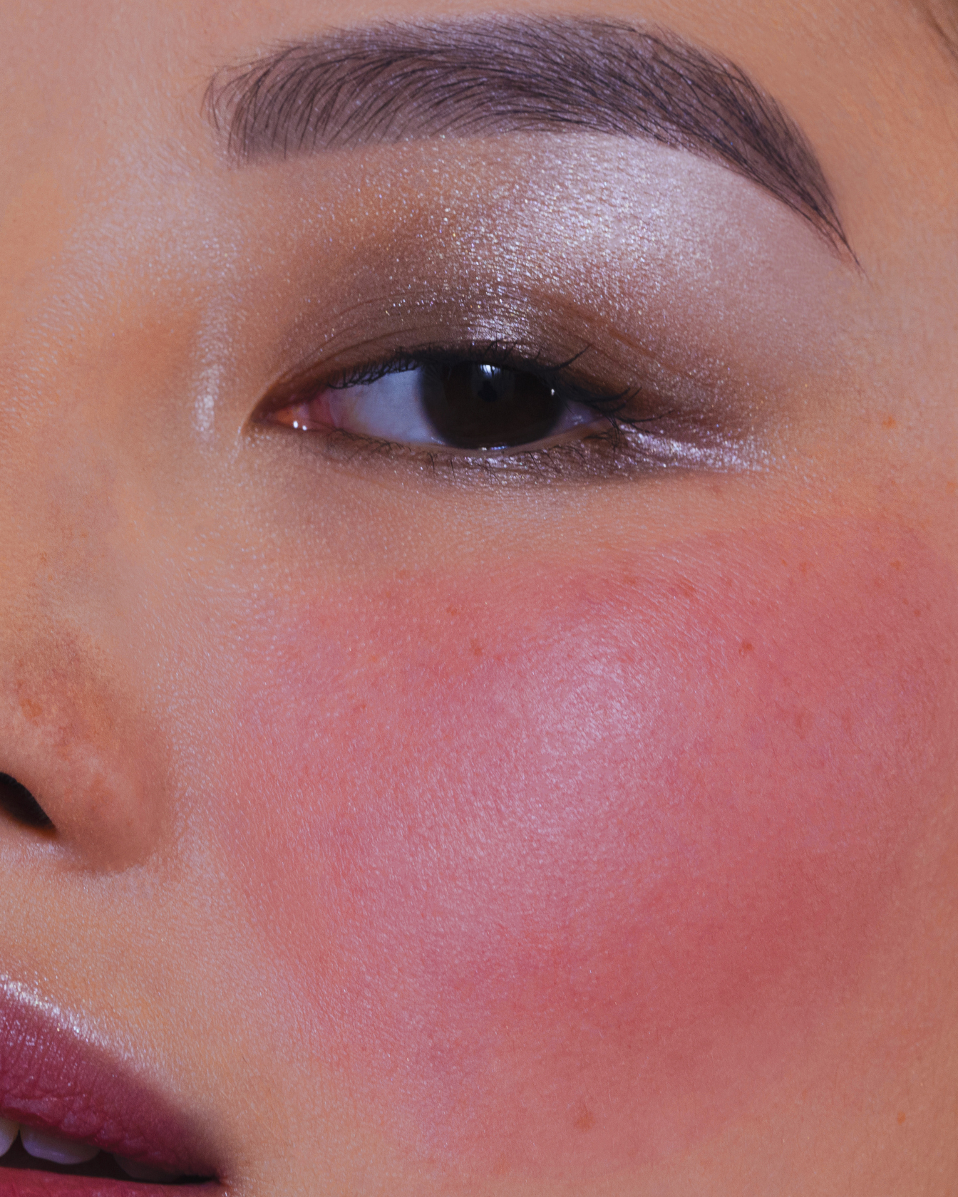 Modele asiatique portant le blush Neon Rose sur ses pommettes