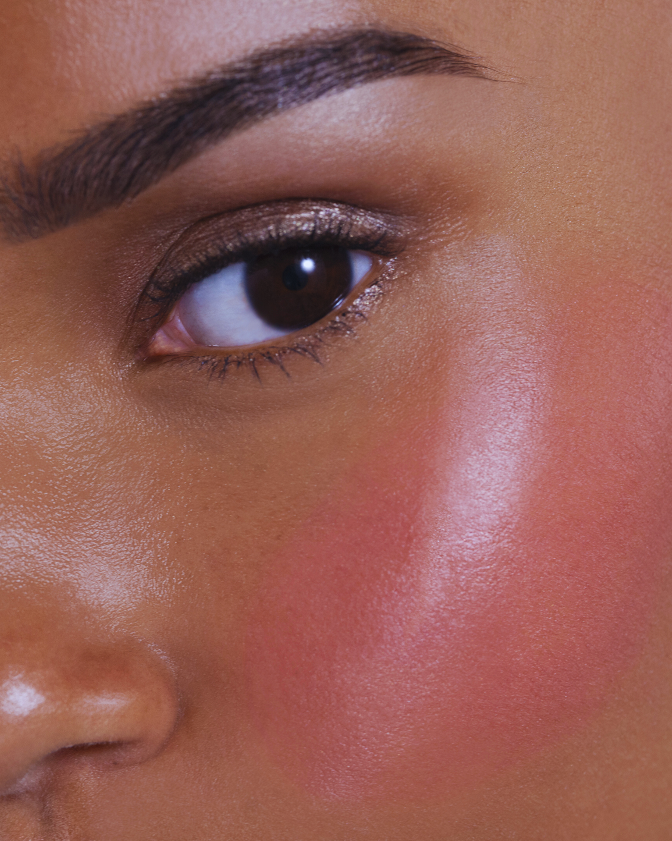 Modele peau foncée portant le blush Neon Rose sur les pommettes