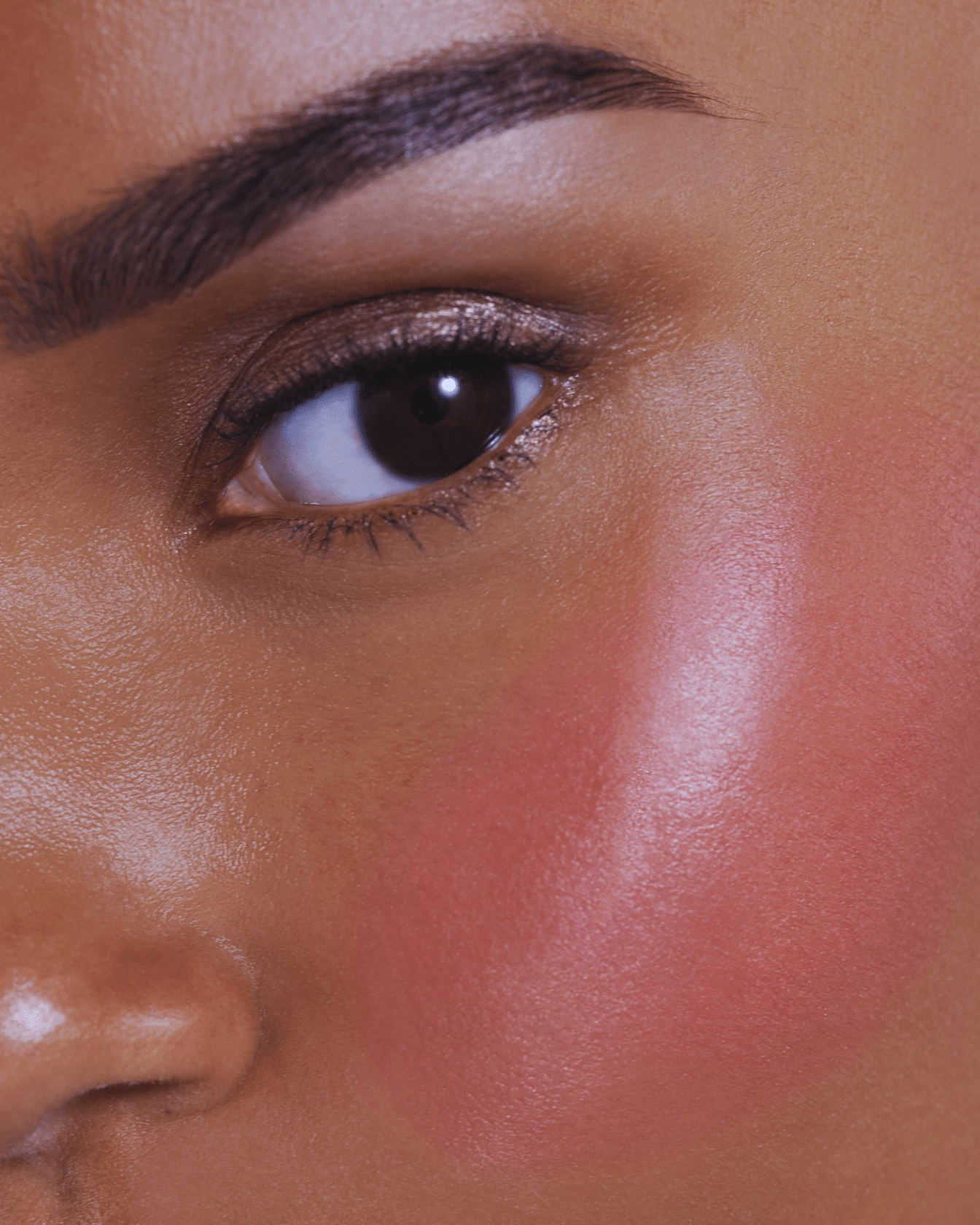 Accord éclatant La Bouche Rouge Paris, blush stick Neon Rose et Rose Palais Royal, avec packaging élégant et couleurs vibrantes.