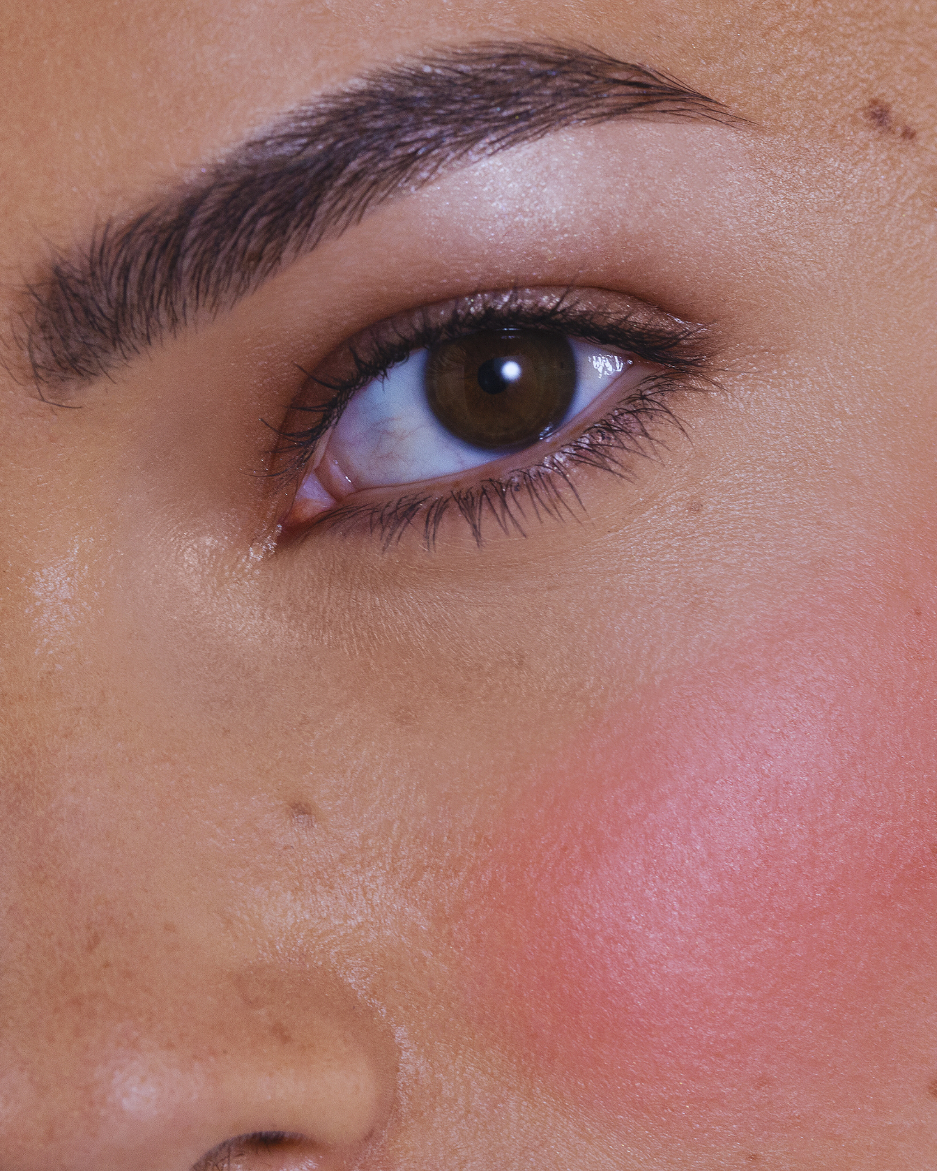 Modele caucasien portant le blush Neon Rose sur les pommettes