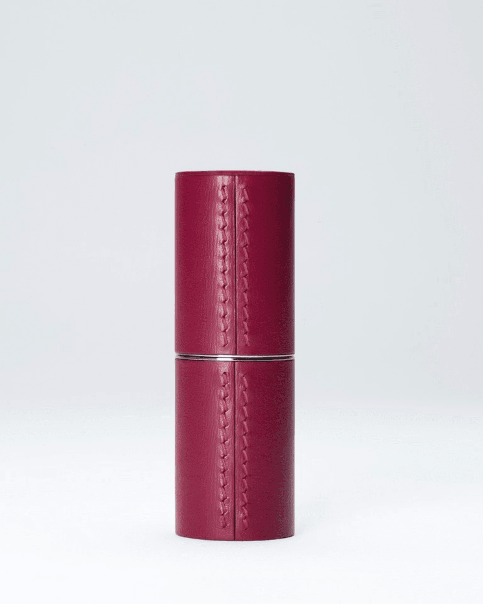 Étui rechargeable en cuir fuchsia de La Bouche Rouge Paris pour rouge à lèvres, élégant et pratique.