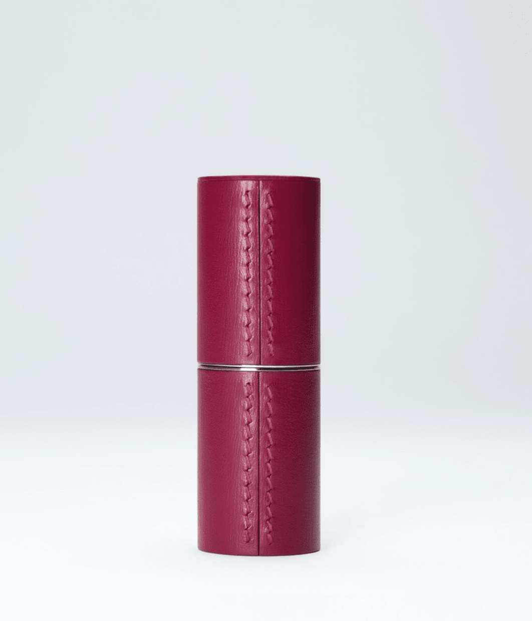 Étui rechargeable en cuir fuchsia de La Bouche Rouge Paris pour rouge à lèvres, élégant et pratique.