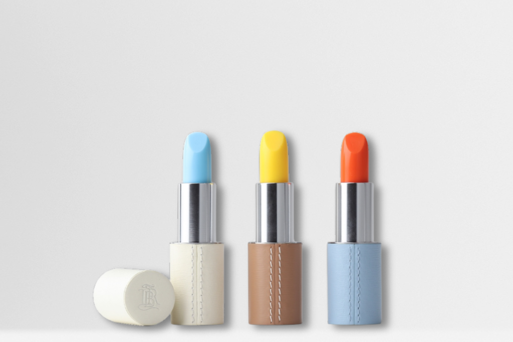 Trio de baumes teintés La Bouche Rouge Dolce Vita – Blu Cielo, Limoncello et Tangerino – présentés dans des écrins en cuir rechargeables blanc, camel et bleu ciel