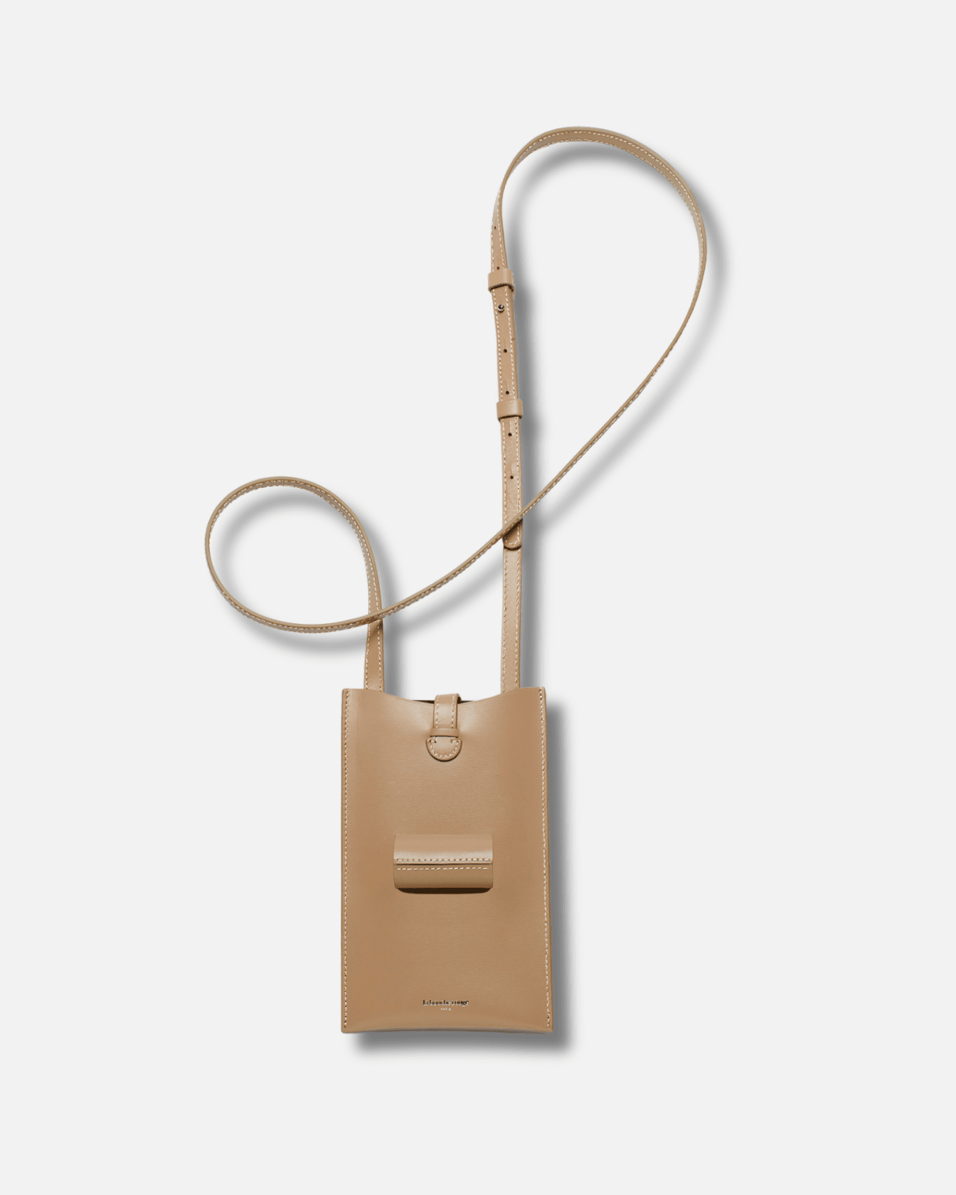 Sac La Bouche Rouge Paris Le sac 21 en cuir camel avec poignée élégante et design épuré, vue de face.
