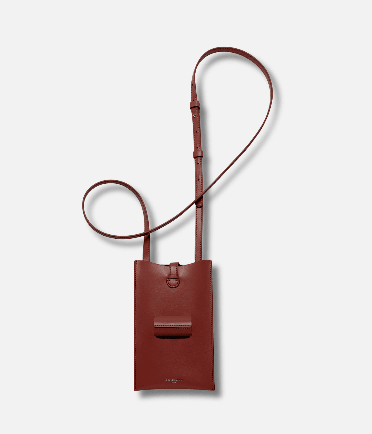 Sac La Bouche Rouge Paris 21 en chocolat, élégant et compact, avec poignées en cuir et logo discret visible sur le sac.