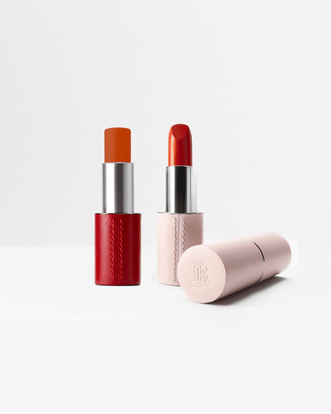Accord chaleureux de La Bouche Rouge Paris avec blush en brique et SW1X pour un maquillage naturel et lumineux.