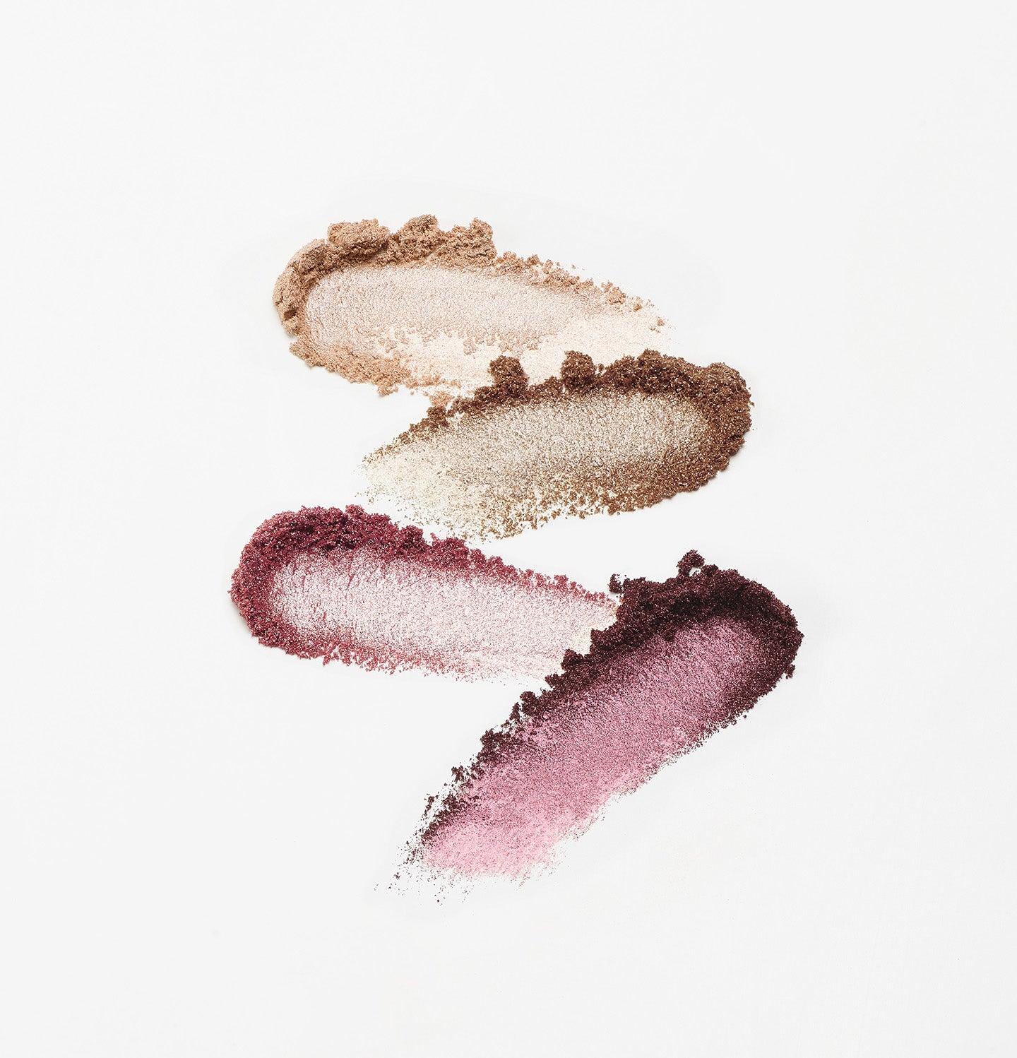 Textures des quatre ombres à paupières irisées de la palette Les Ombres Chilwa La Bouche Rouge – harmonie de tons bruns sur fond blanc