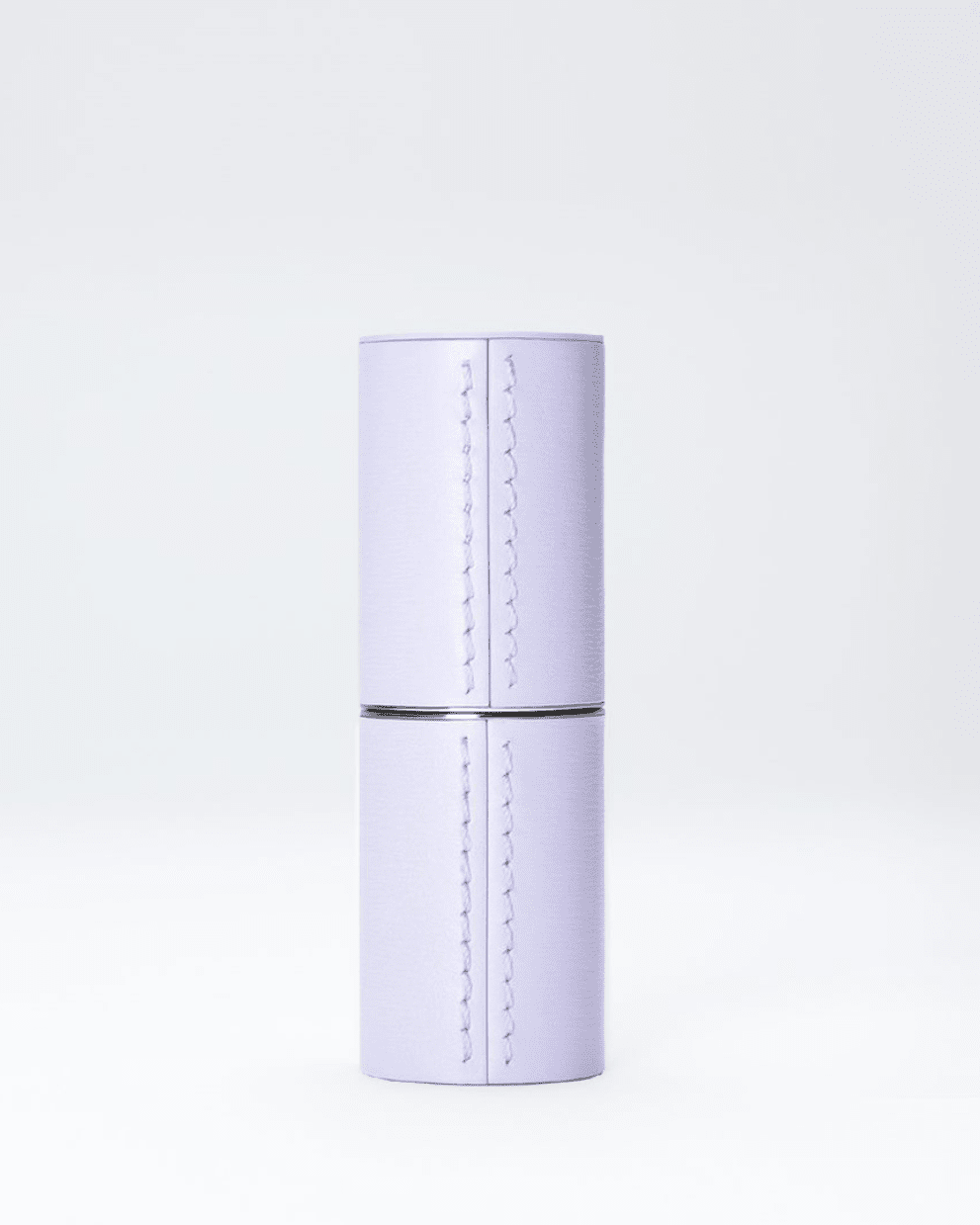 Étui rechargeable en cuir violet de La Bouche Rouge Paris pour rouge à lèvres, élégant et pratique.