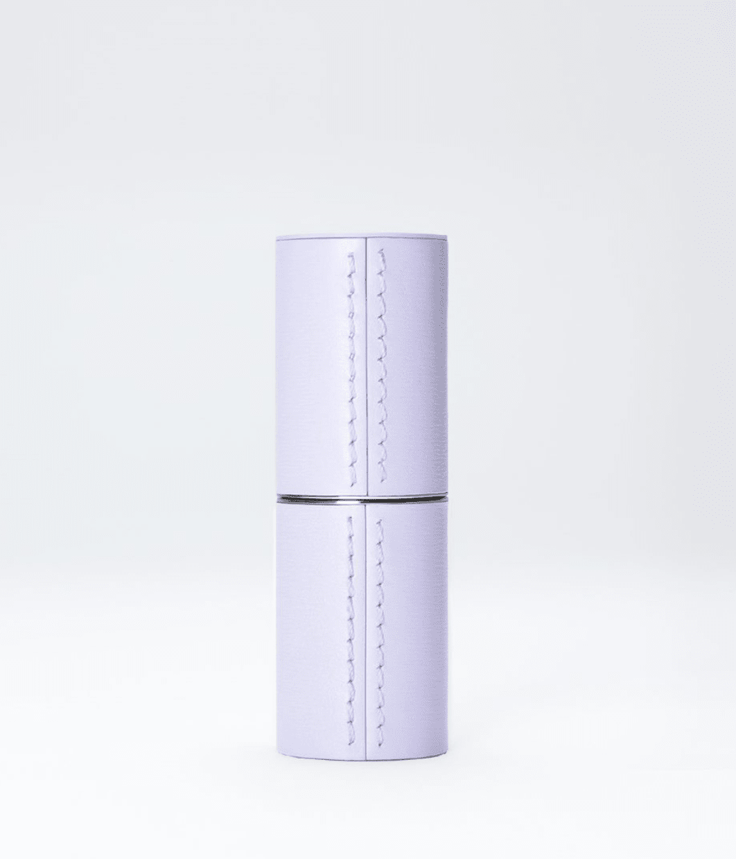 Étui rechargeable en cuir violet de La Bouche Rouge Paris pour rouge à lèvres, élégant et pratique.