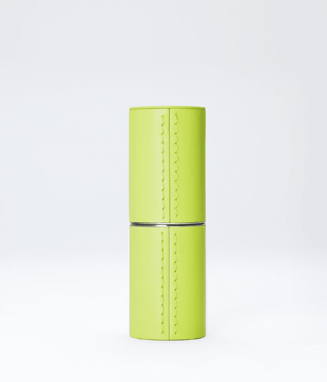 Étui rechargeable en cuir La Bouche Rouge Paris avec lime pour rouge à lèvres, élégant et pratique pour ranger votre maquillage.