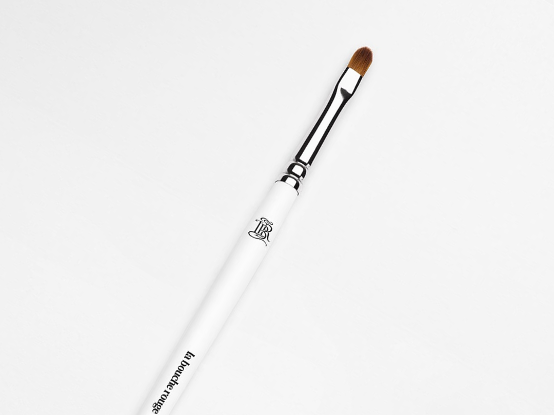 Gros plan pinceau à lèvres la bouche rouge