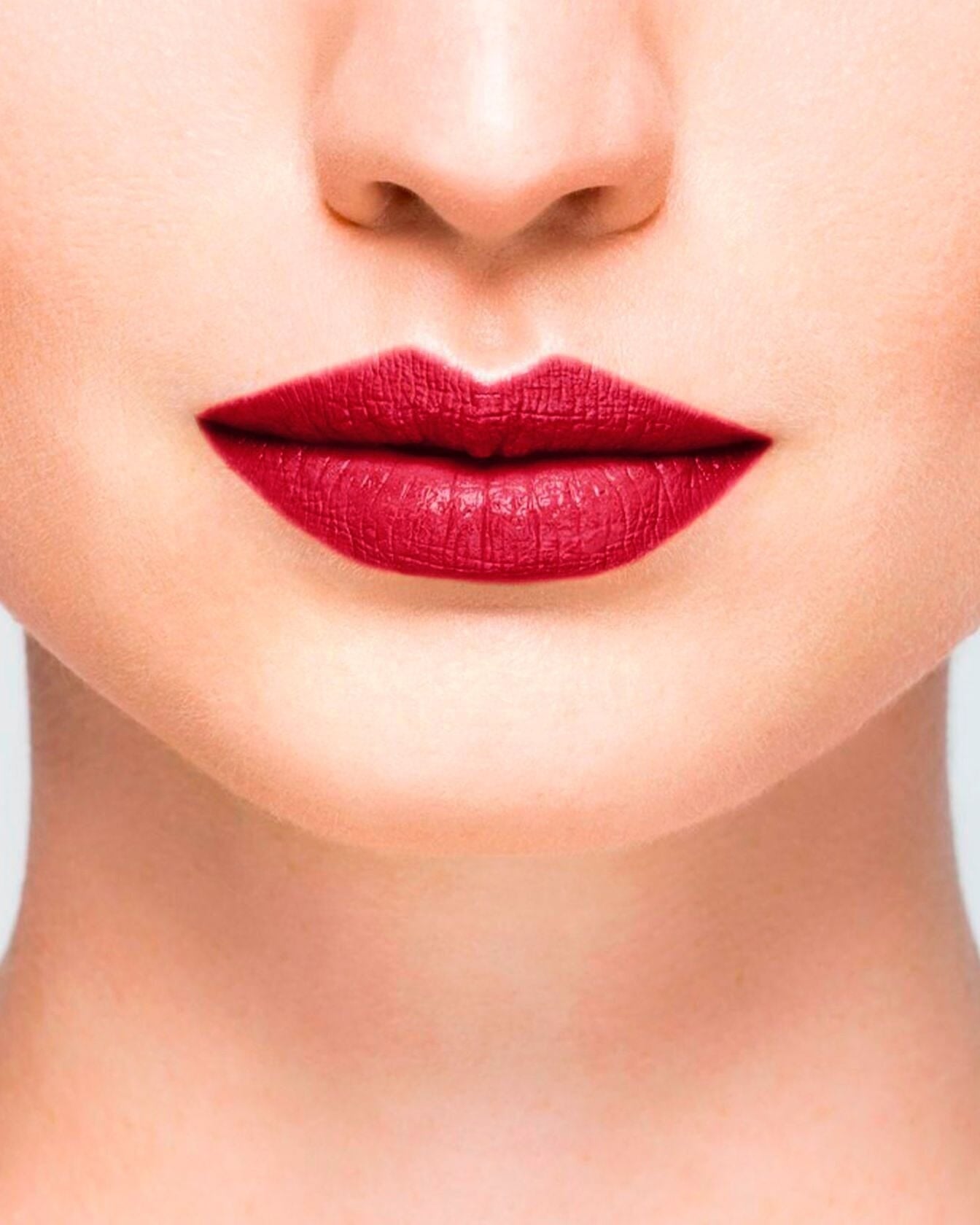 Lèvres avec le coffret Le Rouge Montaigne de La Bouche Rouge Paris, coffret lèvres élégant avec rouge à lèvres et soin.