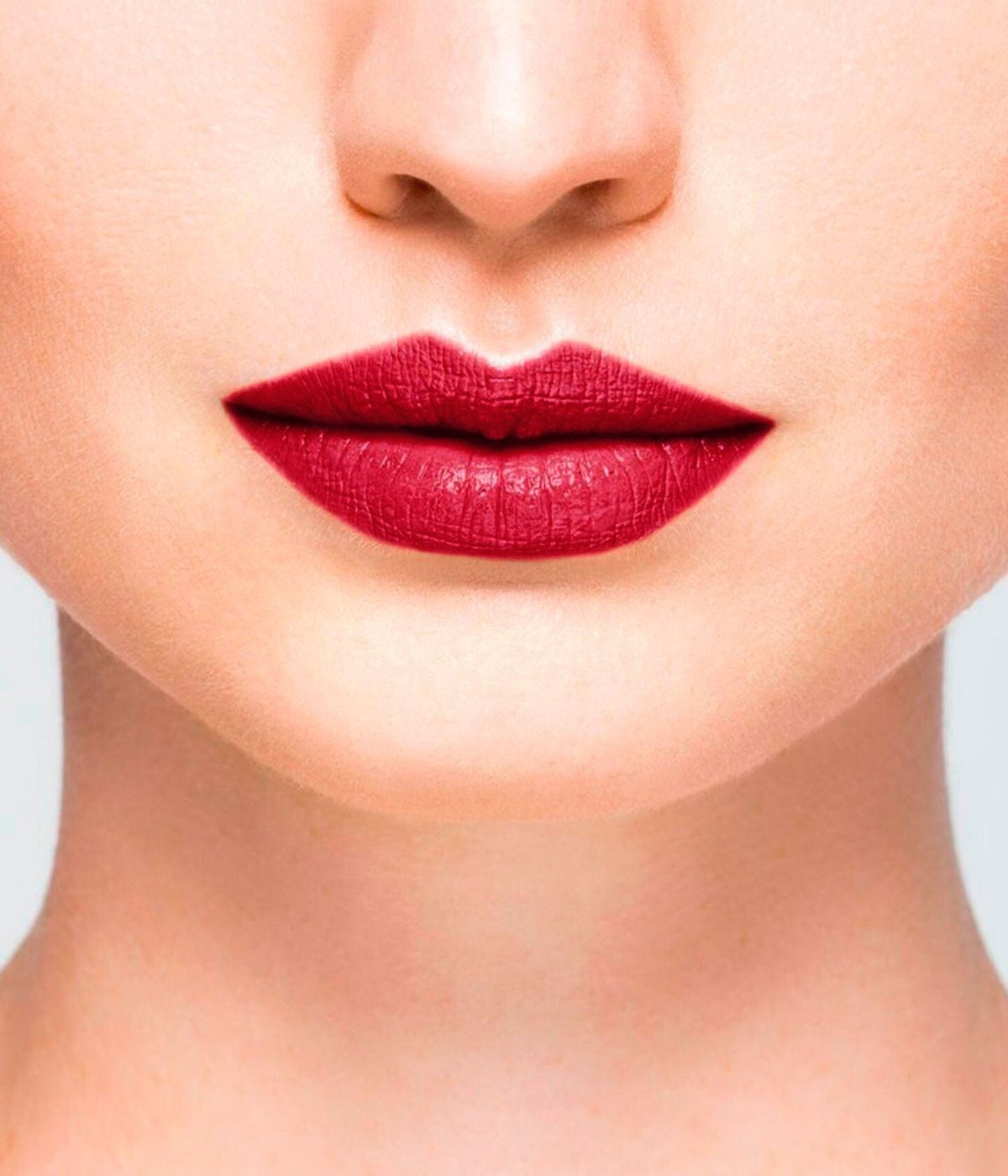 Lèvres avec le coffret Le Rouge Montaigne de La Bouche Rouge Paris, coffret lèvres élégant avec rouge à lèvres et soin.