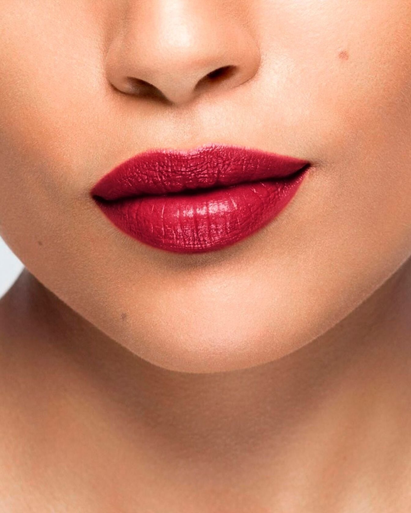 Lèvres avec le coffret Le Rouge Montaigne de La Bouche Rouge Paris, coffret lèvres élégant avec rouge à lèvres.