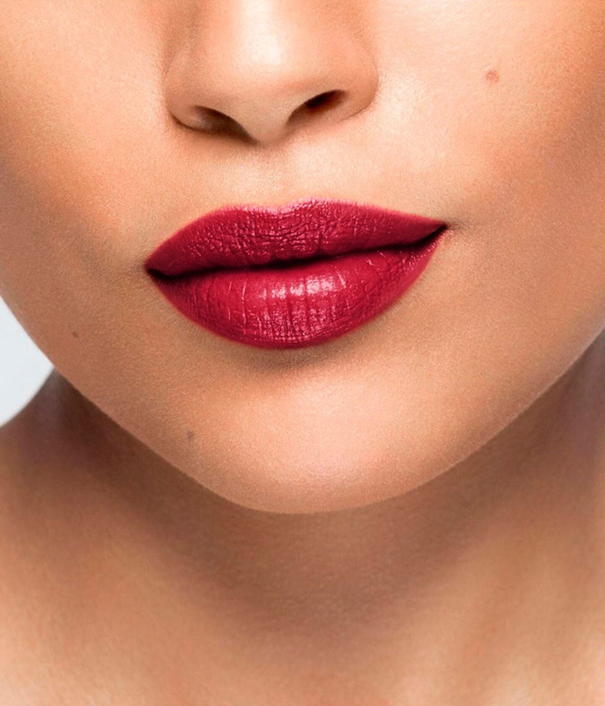 Lèvres avec le coffret Le Rouge Montaigne de La Bouche Rouge Paris, coffret lèvres élégant avec rouge à lèvres.