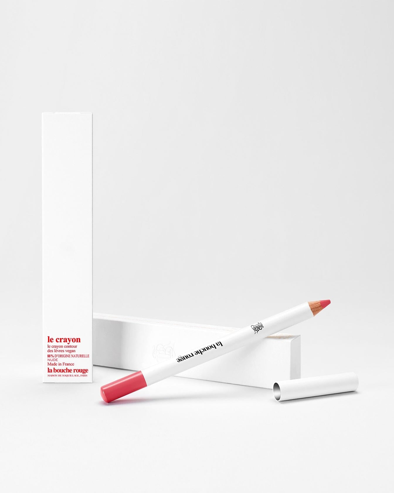 Crayon à lèvres La Bouche Rouge Paris, teinte nude, avec embout précis, sur fond blanc.