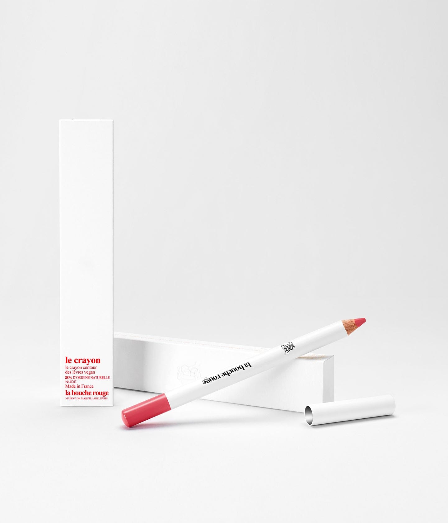 Crayon à lèvres La Bouche Rouge Paris, teinte nude, avec embout précis, sur fond blanc.