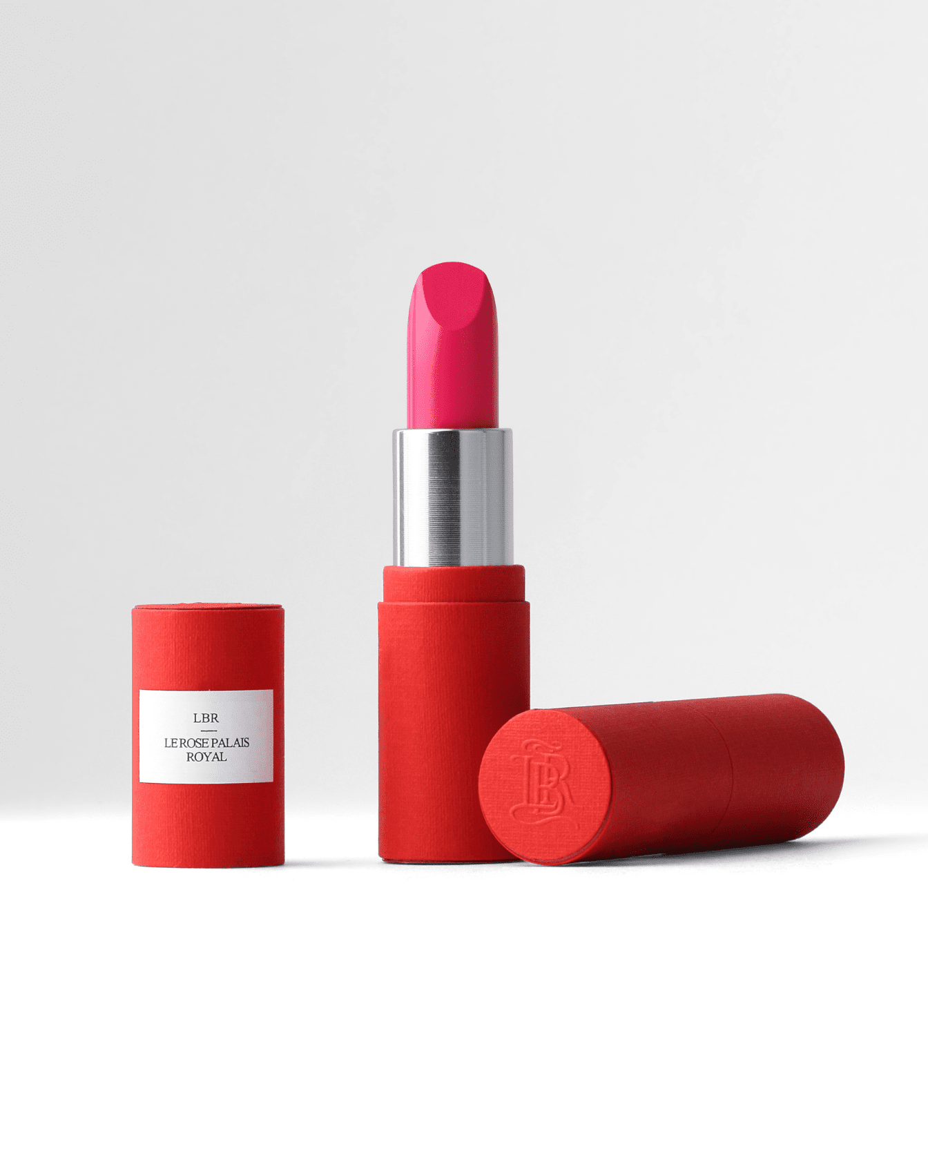 Ensemble parisien Accord Éclatant avec Neon Rose et Rose Palais Royal de La Bouche Rouge Paris, avec des nuances de roses.