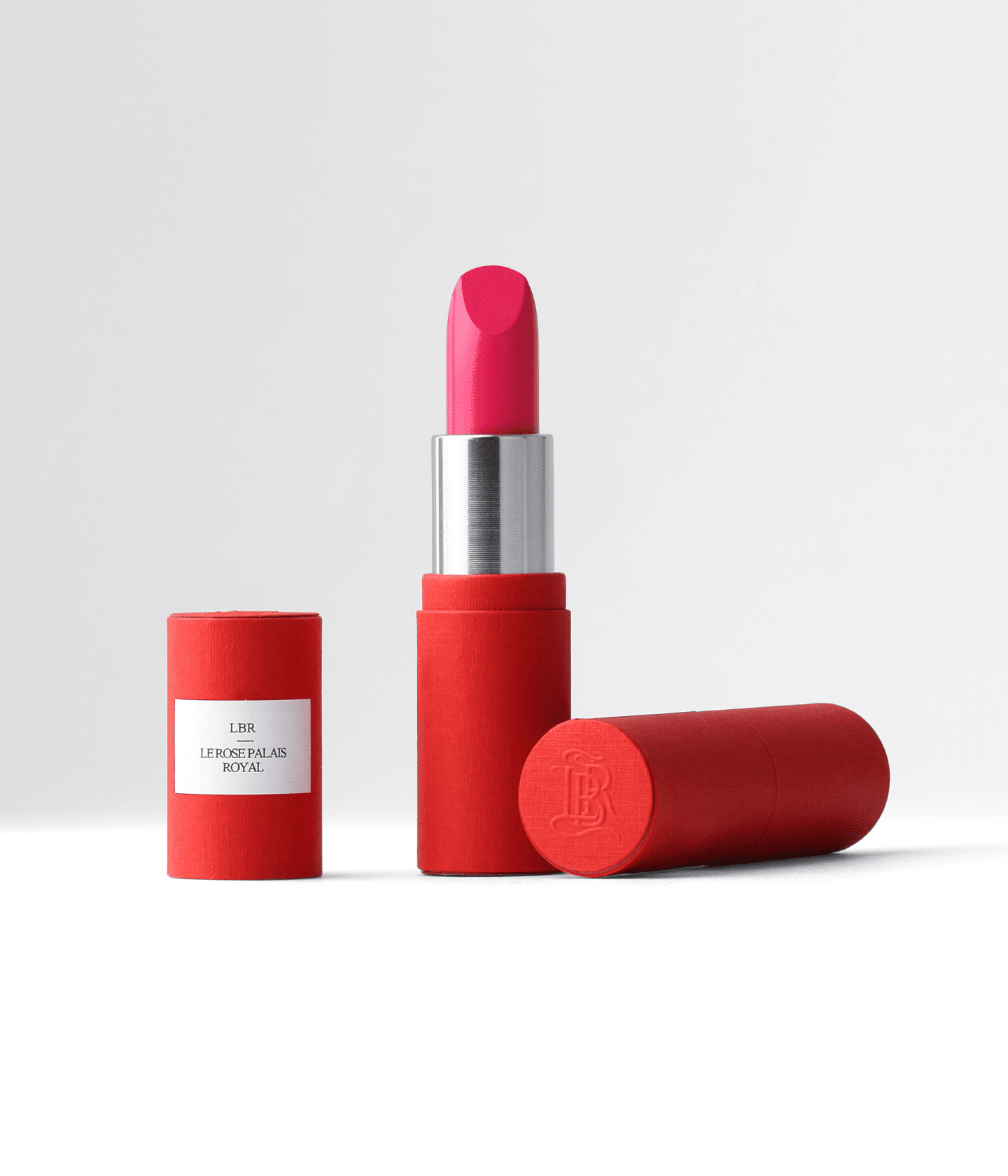 Ensemble parisien Accord Éclatant avec Neon Rose et Rose Palais Royal de La Bouche Rouge Paris, avec des nuances de roses.