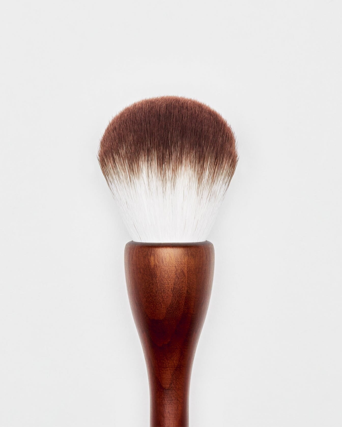 Coffret cadeau de pinceaux La Bouche Rouge Paris avec pinceau poudre, design élégant et poils doux pour maquillage précis.