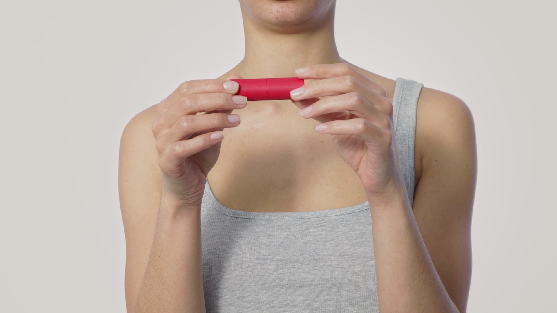 Mannequin montrant comment recharger son rouge à lèvres La bouche rouge