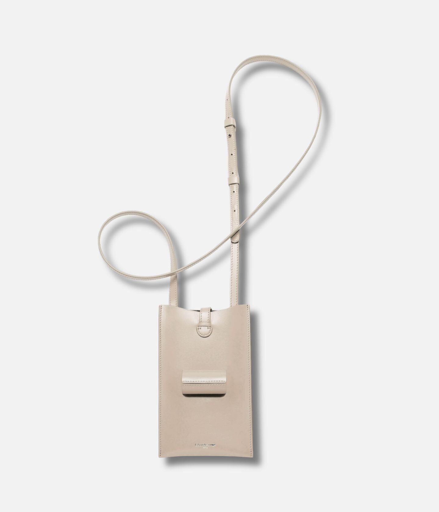 Sac 21 beige en cuir La Bouche Rouge Paris, montre la texture élégante et la poignée dans une vue rapprochée.