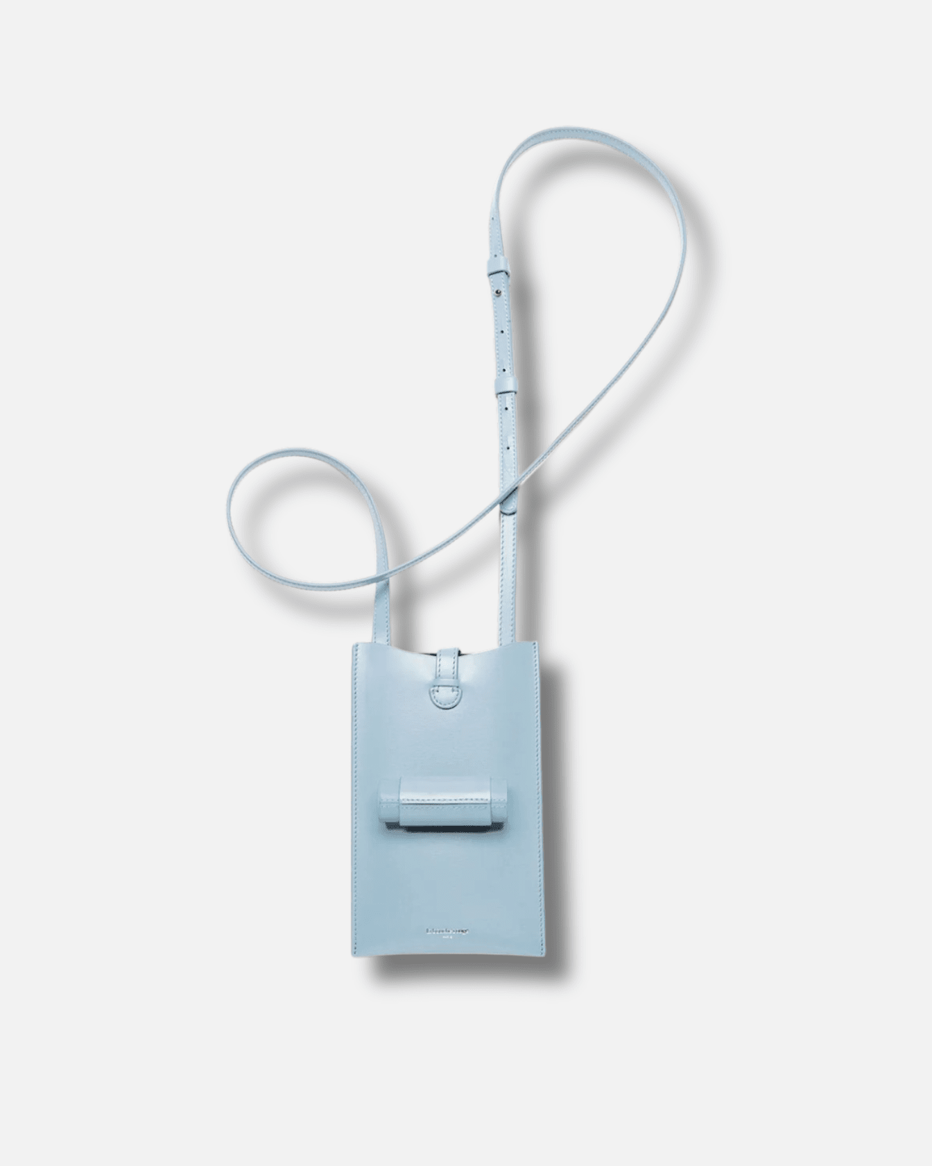 Sac Le 21 de La Bouche Rouge Paris en bleu avec son écrin rechargeable, visible avec détails élégants et finition soignée.