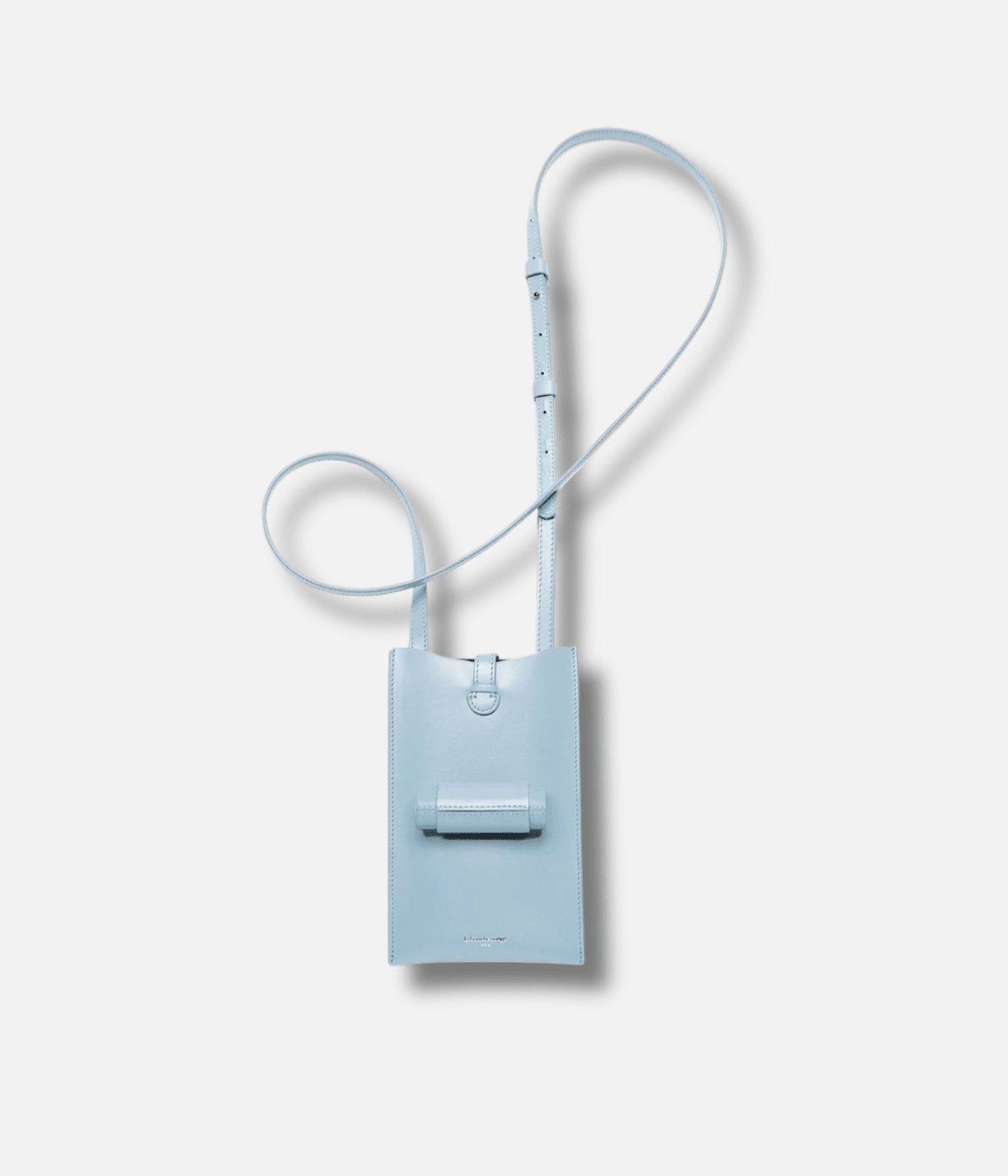 Sac Le 21 de La Bouche Rouge Paris en bleu avec son écrin rechargeable, visible avec détails élégants et finition soignée.
