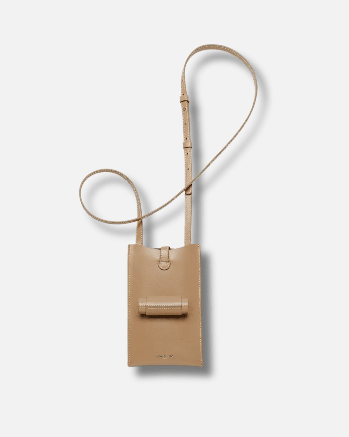 Sac Le 21 de La Bouche Rouge Paris en cuir camel avec son écrin rechargeable visible dans l'image.