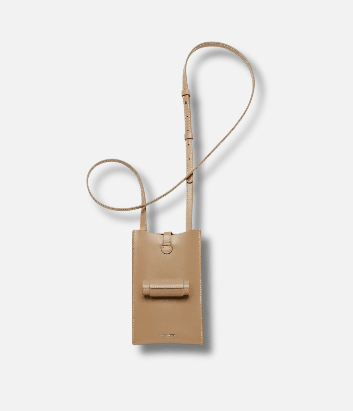 Sac Le 21 de La Bouche Rouge Paris en cuir camel avec son écrin rechargeable visible dans l'image.
