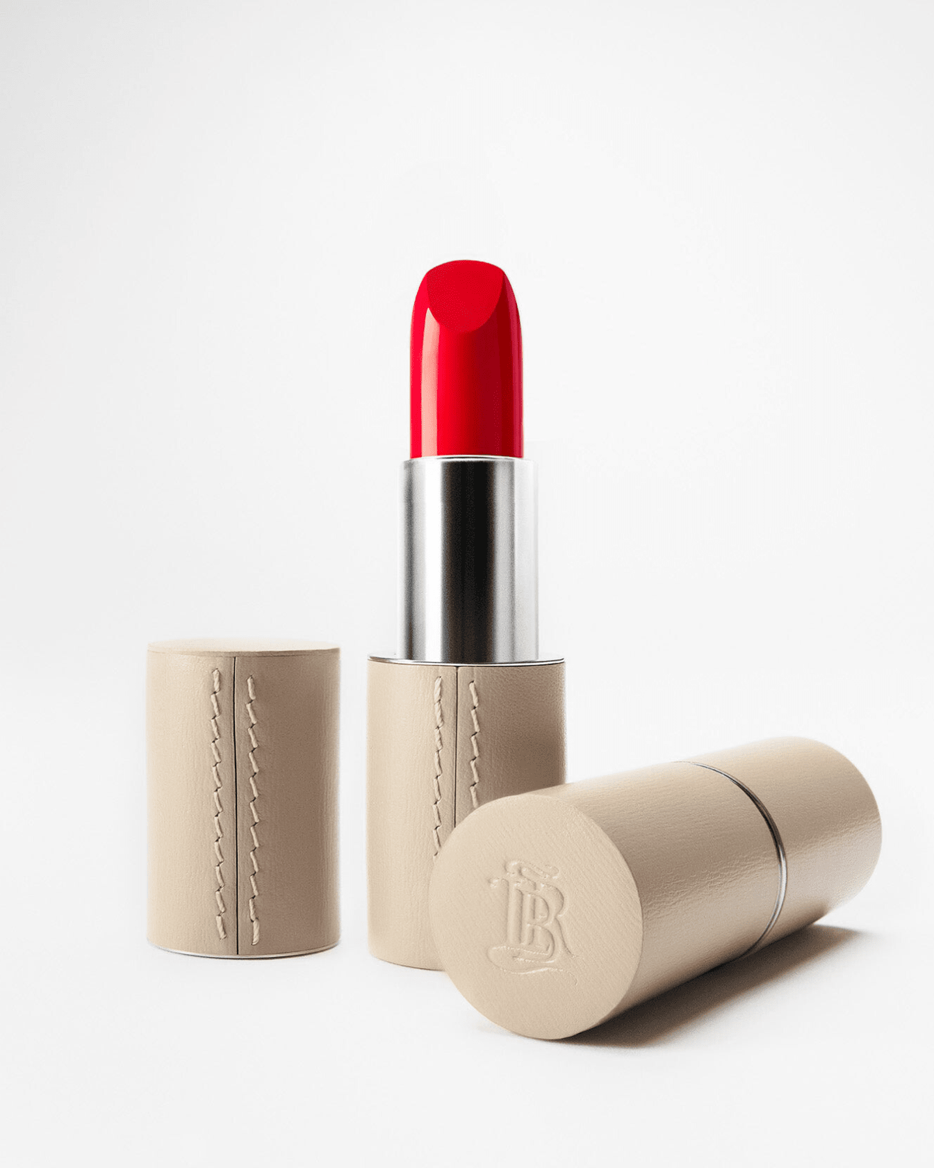 Sac 21 de La Bouche Rouge Paris avec écrin rechargeable beige, en cuir élégant et compact pour le rangement et la protection.