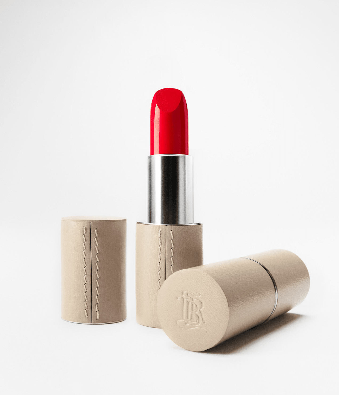 Sac 21 de La Bouche Rouge Paris avec écrin rechargeable beige, en cuir élégant et compact pour le rangement et la protection.