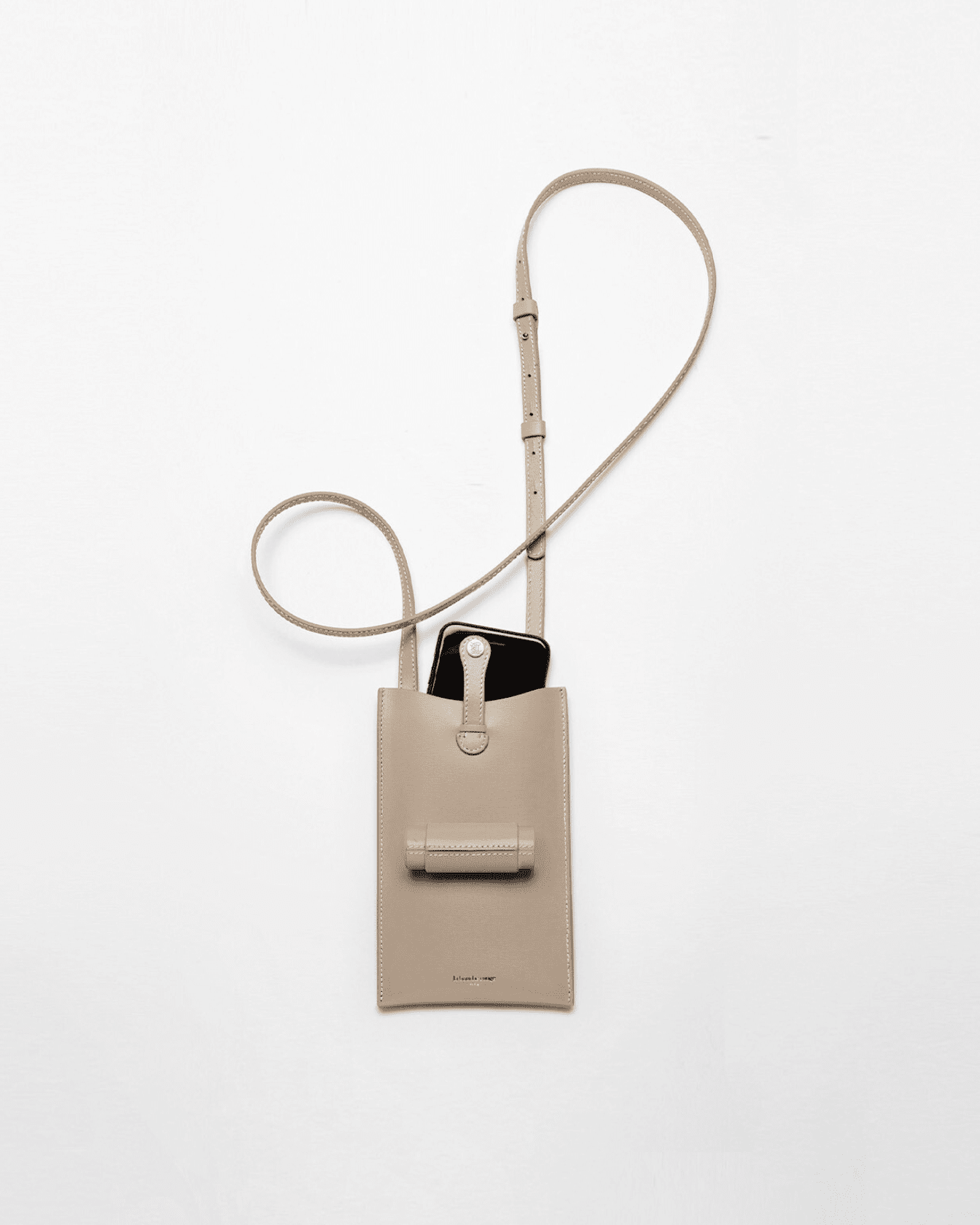 Sac Le 21 de La Bouche Rouge Paris avec écrin rechargeable, sac beige élégant pour smartphone et accessoires.
