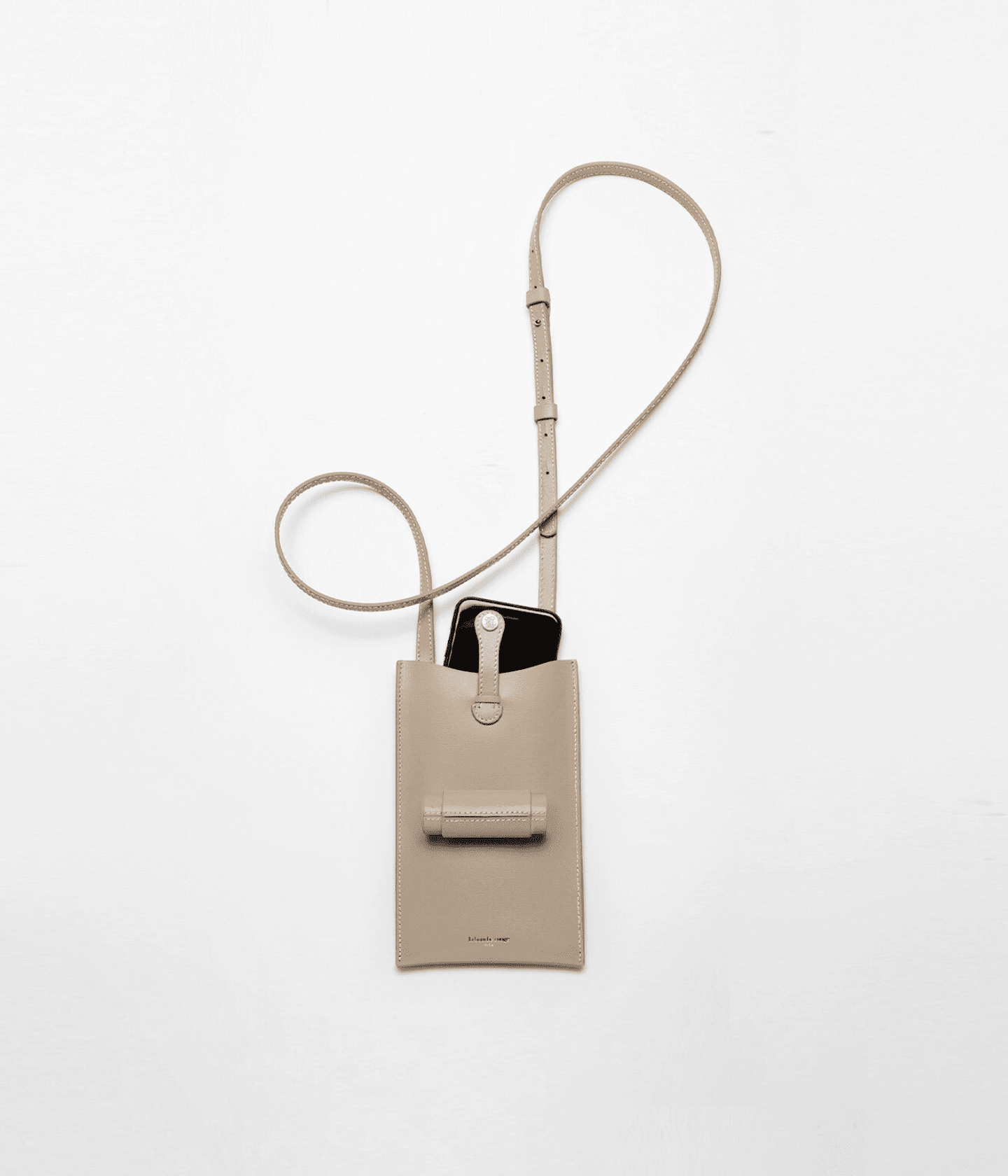 Sac Le 21 de La Bouche Rouge Paris avec écrin rechargeable, sac beige élégant pour smartphone et accessoires.
