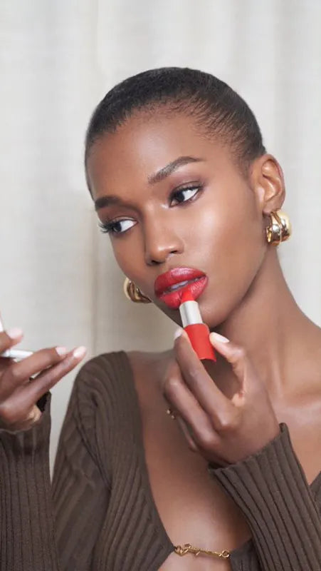 La routine rouge aventure par Harold James – La Bouche Rouge Paris