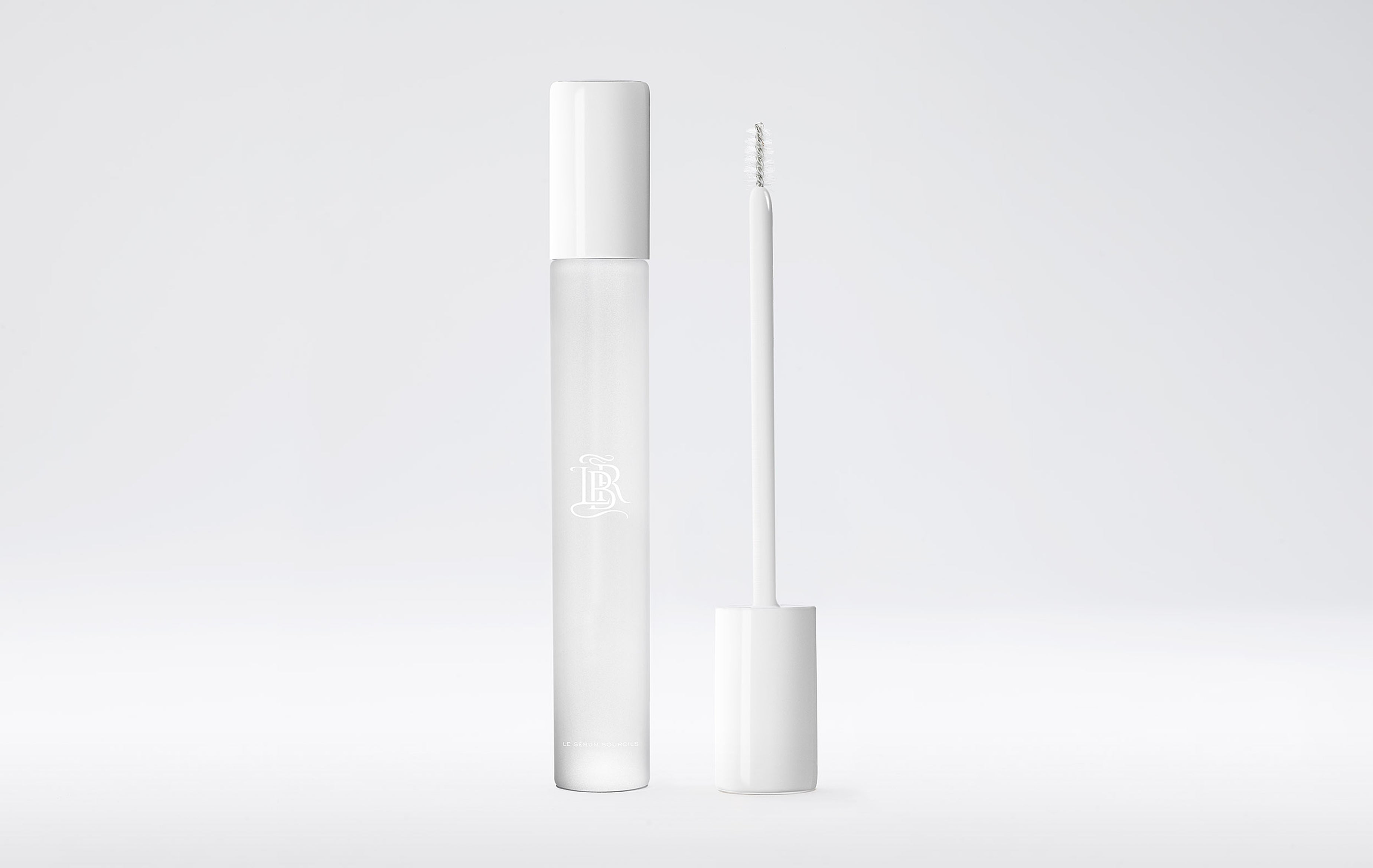 serum sourcils transparant dans son flacon en verre
