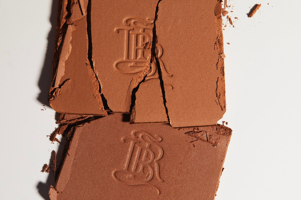 Texture éclatée de deux poudres de soleil La Terre – teintes Blonde et Intense, en gros plan