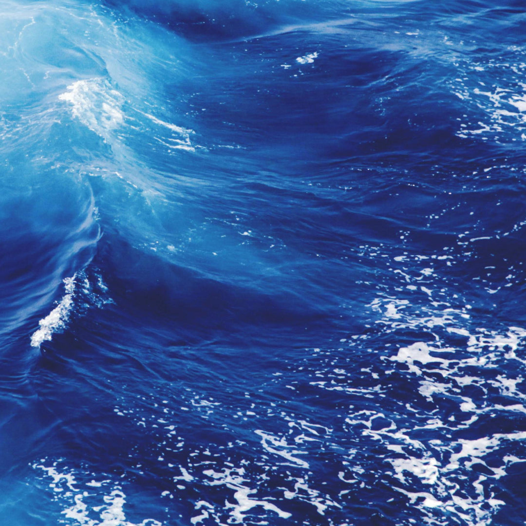 Vagues bleues profondes symbolisant l’engagement de La Bouche Rouge pour la protection des océans