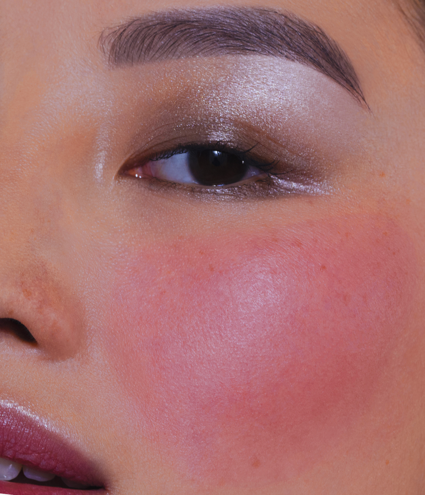 Modele asiatique portant le blush Neon Rose sur ses pommettes