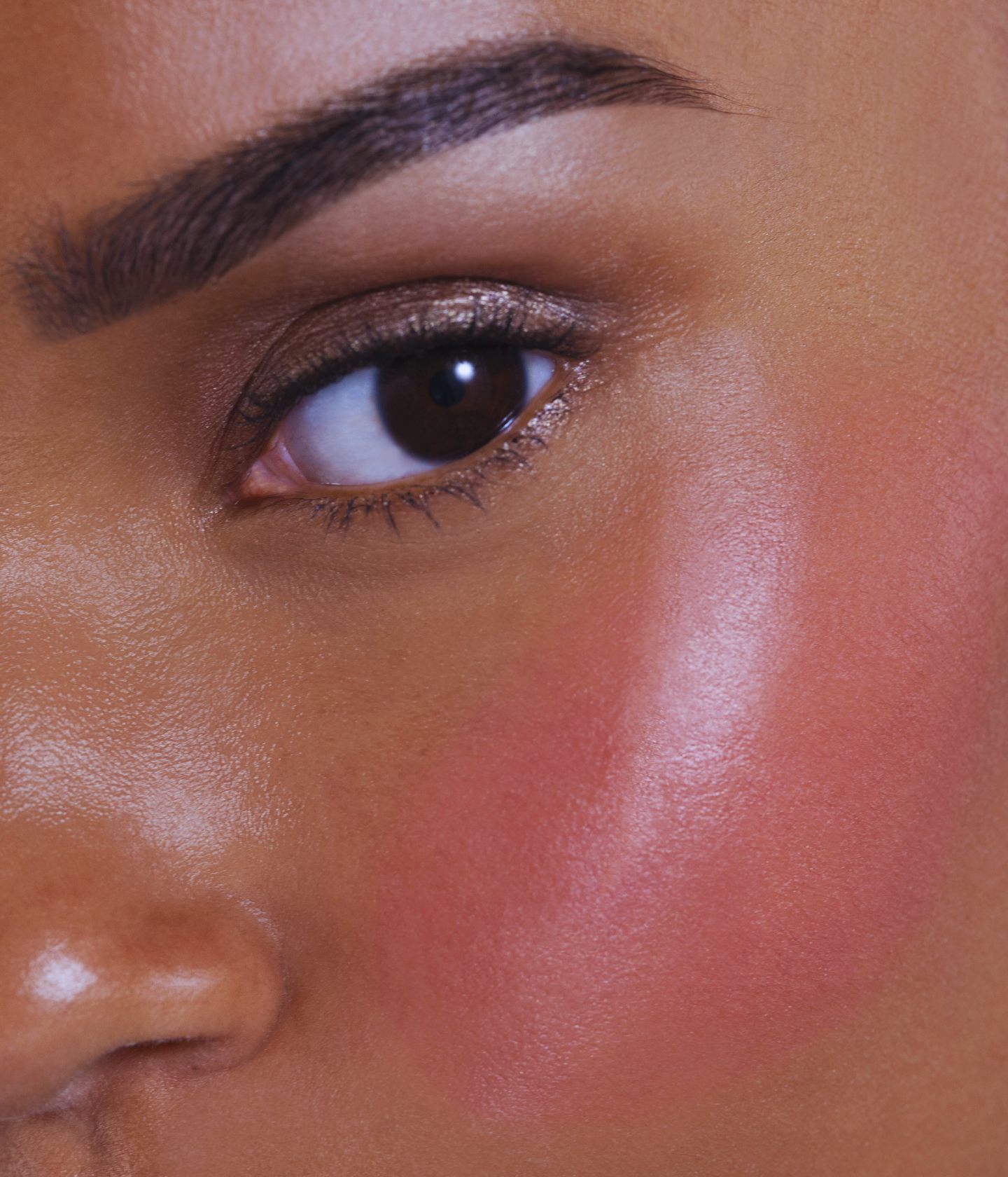 Modele peau foncée portant le blush Neon Rose sur les pommettes